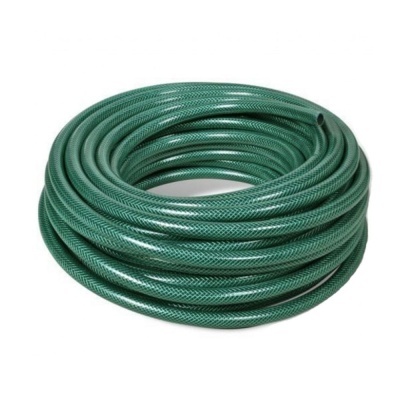 Mangueira de jardim verde enrolada com textura trançada