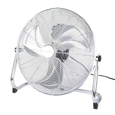 Ventoinha metálica de chão cromada com lâminas prateadas e base tubular