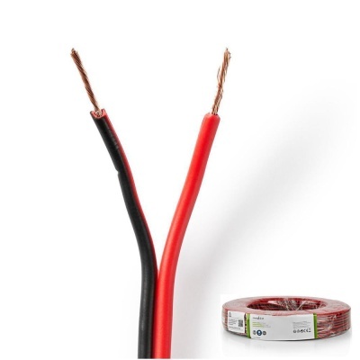 Par de fios elétricos preto e vermelho com extremidades expostas e rolo de fio vermelho
