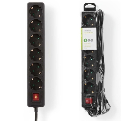 Régua elétrica preta com seis tomadas e interruptor vermelho na embalagem
