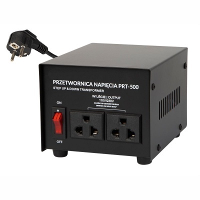 Transformador de tensão preto com botão vermelho e três tomadas de saída