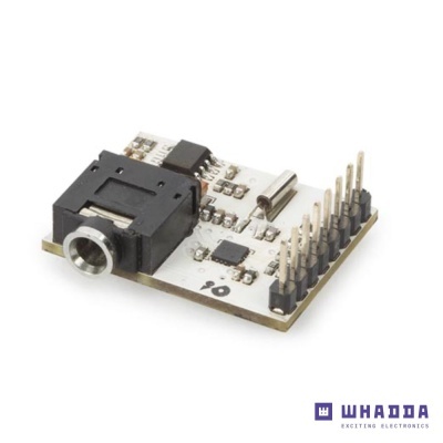 Placa eletrónica branca com conector áudio preto e pinos dourados