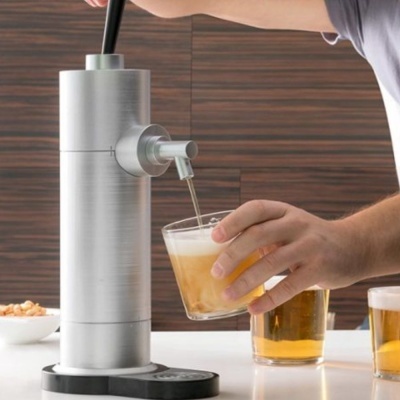 Máquina de cerveja prata em inox a dispensar cerveja num copo