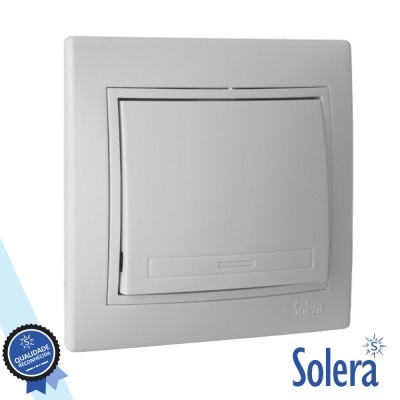 Interruptor de parede branco da Solera com textura lisa e bordas arredondadas