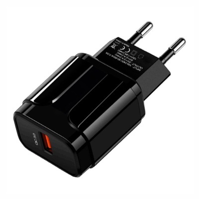 Carregador USB de parede preto com ficha tipo C e conector USB laranja