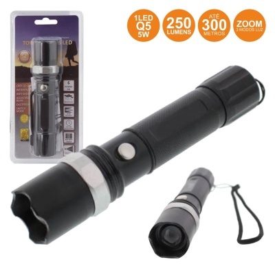 Lanterna preta com botão prateado e embalagem visível