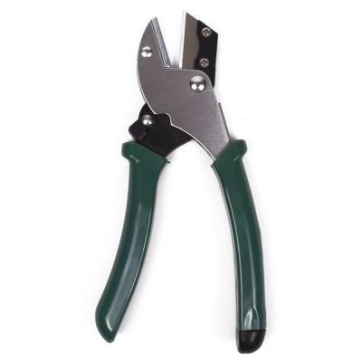 Alicate de corte verde e metálico em fundo branco