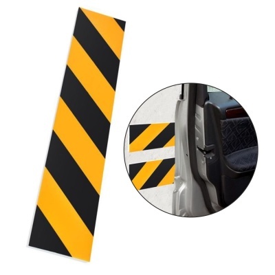 Proteção para batente de porta com riscas amarelas e pretas num veículo