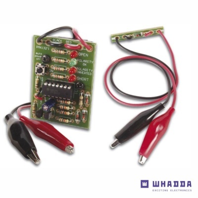 Dois circuitos eletrónicos com fios e grampos de crocodilo em vermelho e preto