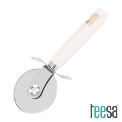 Cortador de pizza com lâmina circular e cabo branco com logótipo teesa