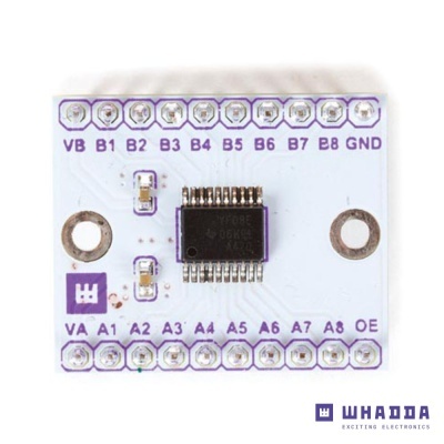 Placa eletrónica com microchip preto e pinos dourados com etiquetas de pinos e logótipo WHADDA