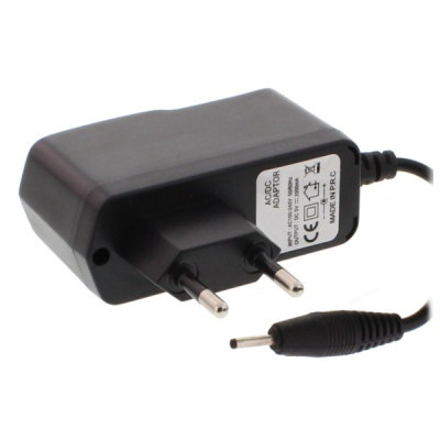 Adaptador AC/DC preto com ficha europeia e cabo com conector cilíndrico