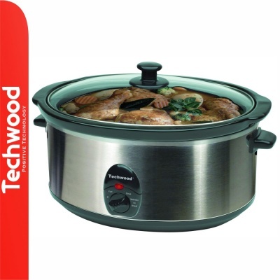 Panela elétrica lenta Techwood inox e preta com tampa de vidro e frango cozinhando