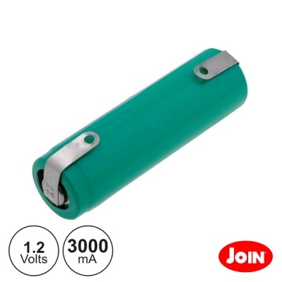 Bateria verde com terminais metálicos e texto técnico num fundo branco