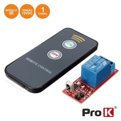 Controle remoto preto e módulo eletrônico com relé azul