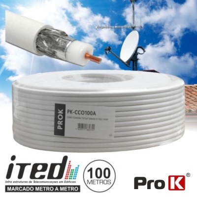 Rolo de cabo coaxial branco ProK com antena parabólica e torre de antenas ao fundo