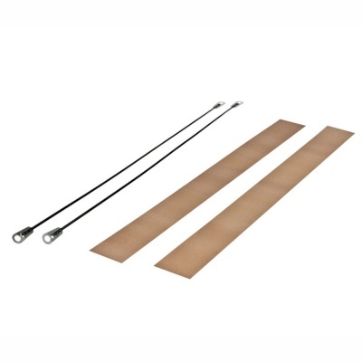 Conjunto de dois cabos pretos com extremidades de metal e duas tiras retangulares marrons sobre fundo branco