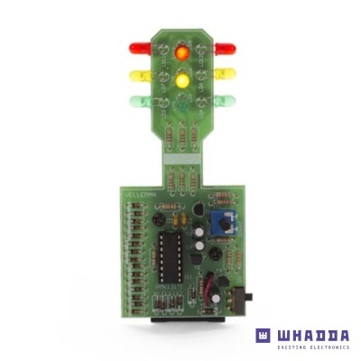 Placa eletrónica verde com resistores, LEDs e chip integrado