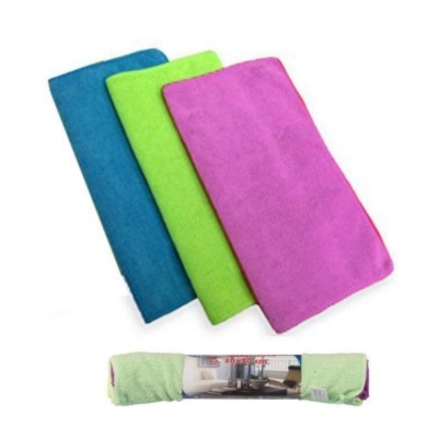 Três panos de microfibra coloridos e embalagem enrolada com rótulo