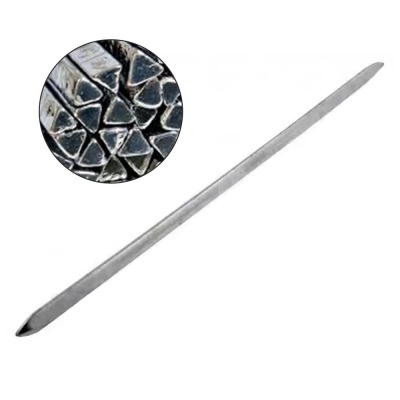 Espeto metálico com textura triangular na extremidade