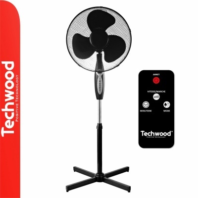 Ventoinha de pé preta com comando remoto Techwood em fundo branco
