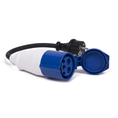 Cabo de extensão elétrico com ficha macho preta e ficha fêmea azul com tampa.