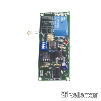 Placa eletrónica Velleman com relé azul e componentes variados em fundo branco