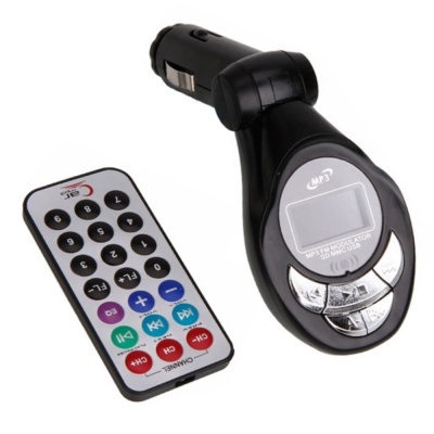 Transmissor FM preto com visor digital e comando remoto branco.