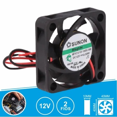 Ventoinha quadrada preta pequena para electrónica, com etiqueta informativa no centro e fios vermelhos e pretos.