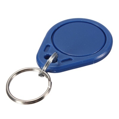 chaveiro azul em fundo branco