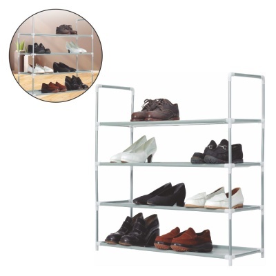 Estante branca de metal com sapatos organizados em quatro prateleiras