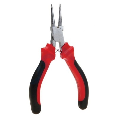 Alicate de ponta redonda com cabo vermelho e preto e parte metálica cinzenta