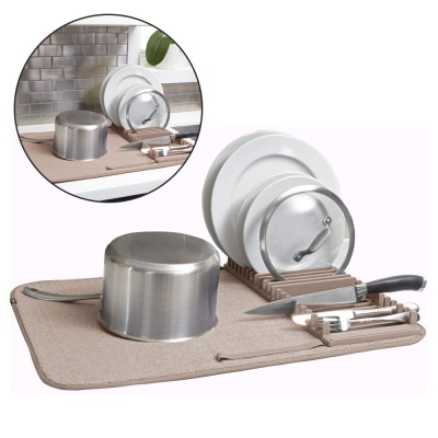 Tapete secador de loiça castanho com panelas, pratos e faca