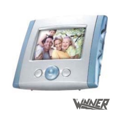 Moldura digital cinza e azul com foto de família e texto WINNER