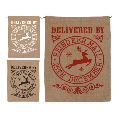 Três sacos de juta com estampas de rena e texto de correio do rena em 25 de dezembro