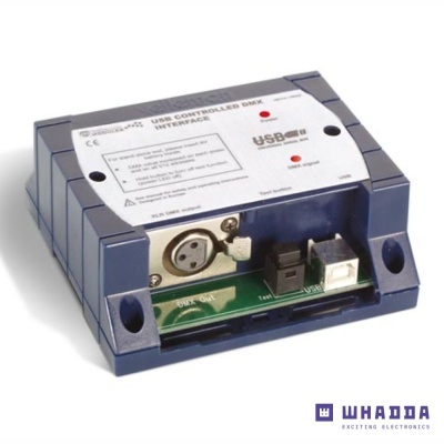 Interface DMX controlada por USB com carcaça azul e preta, etiqueta branca e conectores metálicos