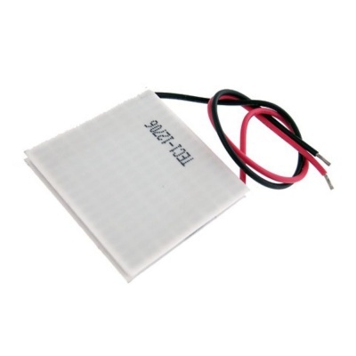 Placa cerâmica branca com fios preto e vermelho e texto impresso