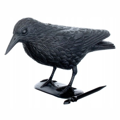 Figurinha decorativa de corvo preta com textura detalhada e pena de escrita preta