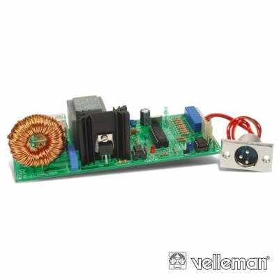 Placa eletrónica verde com diversos componentes e conector XLR
