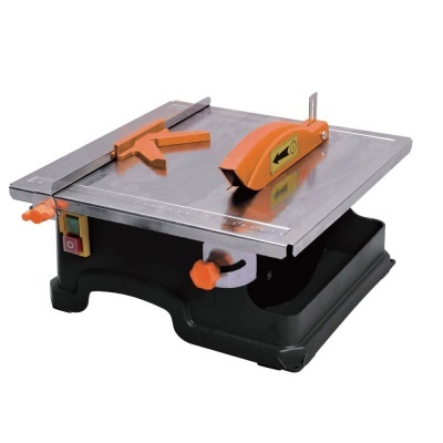 Máquina de serra circular de bancada preta e laranja com tampo metálico prateado