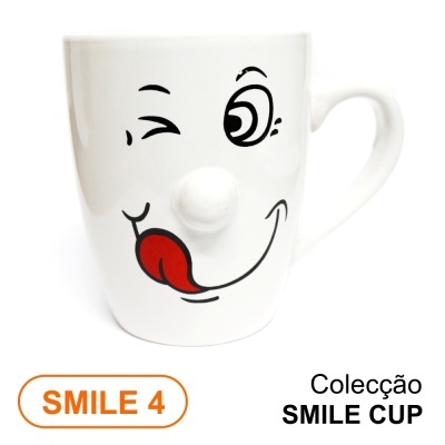 Caneca sorridente branca com nariz 3D e língua vermelha