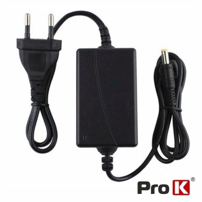 Carregador preto com plugue europeu e cabo, com logótipo Pro K