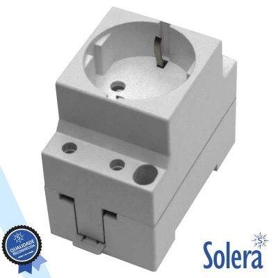 Tomada elétrica branca de parede com entrada europeia e selo Solera