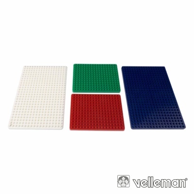 Cinco bases de construção plásticas coloridas, brancas, verdes, vermelhas e azuis.