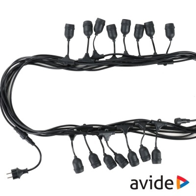 Cabo elétrico preto com várias entradas para lâmpadas e tomada