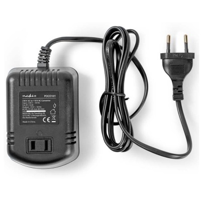 Transformador elétrico preto com ficha de tomada europeia e cabo enrolado