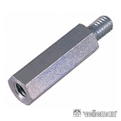 Peça metálica hexagonal com uma extremidade roscada e outra rosca interna