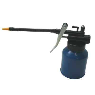 Frasco de metal azul com bico de pulverização longo com ponta laranja