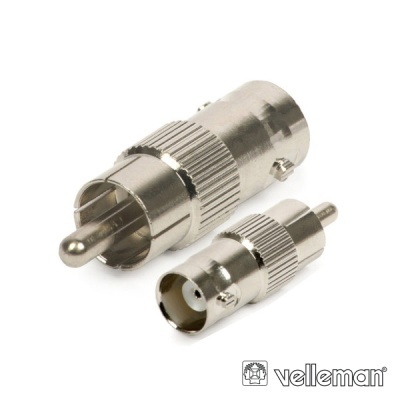 Conectores metálicos prateados para vídeo e áudio com fundo branco