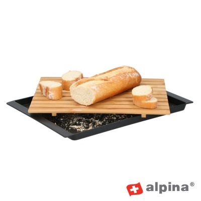 Tabuleiro de corte com pão baguete e fatias sobre fundo branco